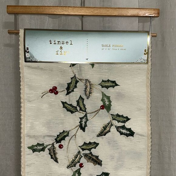 tinsel & fir Ivory Green Red Embroidered Christmas Winter Berry Table Runner - Picture 3 of 11
